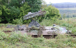 Protiletadlový raketový komplet S-10M2D při zachytávání vzdušných cílů.