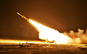 Noční střelba z protiletadlového raketového systému 2K12 KUB.