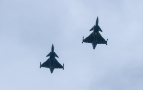 Slavnostní atmosféru umocnil průlet bojových letounů JAS-39 Gripen.
