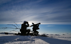 Družstvo RBS-70 v palebném postavení.