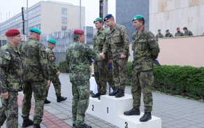 Desátníku Šopincovi poblahopřál zástupce náčelníka Generálního štábu Armády ČR – náčelník štábu generálmajor Aleš Opata. 