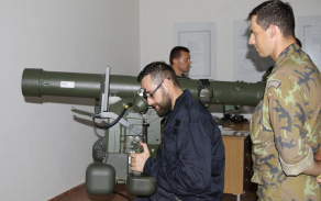 Cvičně sestřelit cíl si zkusili také na trenažéru protiletadlového kompletu RBS-70.