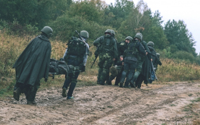 Během vojenského výcviku si civilisté vyzkoušeli také transport raněného. 