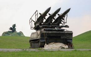 Odpalovací zařízení s raketami a radiolokátor – hlavní součásti zbraňového systému 2K12 KUB.