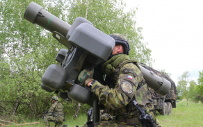 Operátor protiletadlového kompletu RBS-70 při zachytávání cílů.