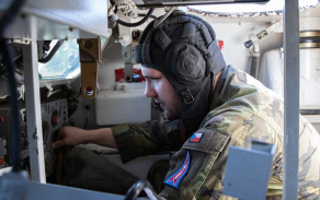 Velitel bojového vozidla S-10M2D při zkoušce spojení.