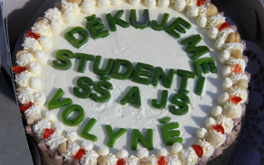Studenti střední a jazykové školy z Volyně předali vojákům sladký dárek.