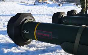 Munice – rakety pro protiletadlové komplety RBS-70, se kterými strakoničtí vojáci střeží vzdušný prostor.
