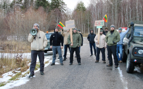 Museli řešit demonstraci místních obyvatel před vojenskou základnou.