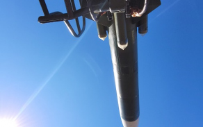 Detail rakety umístěné na odpalovacím zařízení.