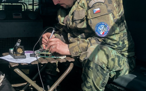 Příprava vojáků se neobešla bez opravných zásahů techniků.