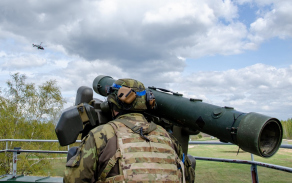 Zachytávání reálných cílů procvičovali operátoři RBS-70 i při nedávném certifikačním cvičení Iron Wolf.