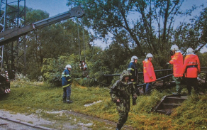 S odklízením následků povodní nepomáhala jen armáda, ale všechny složky IZS.