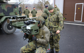 Příslušníci strakonického útvaru se seznámili s protiletadlovým raketovým kompletem STINGER, který je součástí výzbroje litevského protiletadlového oddílu.
