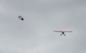 Terč, který bude vojákům imitovat nepřátelský dron: bezpilotní prostředek, který za sebou na laně táhne vlečný rukáv a infrazářič.