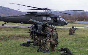 Aeromobilní zasazení protiletadlového družstva RBS-70NG pomocí vrtulníku Black Hawk.