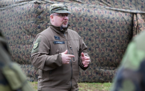 Strakonické vojáky v aktivní záloze před pár dny navštívil vrchní praporčík Vzdušných sil Armády ČR štábní praporčík Josef Peterka.