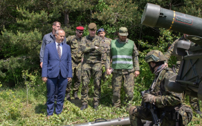 Vojáky na cvičení navštívil první náměstek ministryně obrany František Šulc a náčelník Generálního štábu Armády ČR generálporučík Karel Řehka. 