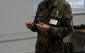 Otázky pro praktickou část si vojáci losovali.