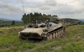 Osádka bojového vozidla S-10M2D během rekognoskace cest.
