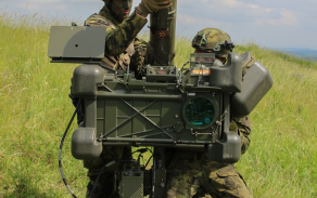 Nabíjení protiletadlového raketového kompletu RBS-70.