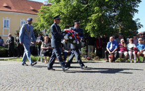 Položením věnce uctili památku obětí druhé světové války. 
