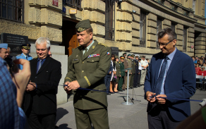 Výstava byla zahájena symbolickým přestřižením pásky – zleva: Ivo Pejčoch, armádní generál Josef Bečvář a Prokop Tomek. 