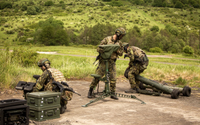 Příprava protiletadlového kompletu RBS-70NG v palebném postavení.