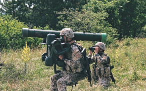 Cvičení se zúčastnili například i příslušníci lotyšských ozbrojených sil s protiletadlovými raketovými komplety RBS-70. 