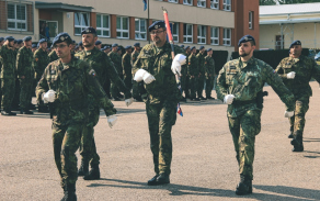 Slavnostní nástup byl zakončen odnesením bojových praporů.