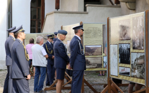 Vojáci si prohlédli výstavu, která se tematicky úzce dotýká strakonického útvaru.