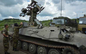 Příslušníci střediska kontroly a seřizování se starají také o protiletadlové raketové komplety S-10M2D (foceno před povinností nosit roušku).