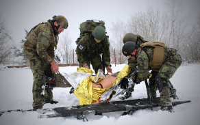 Pro simulaci raněných se používají figuríny, které váží kolem 80 kilogramů.