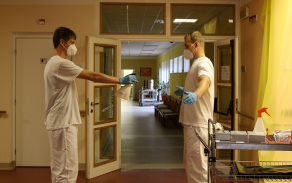 Vojáci musí při práci v domovech pro seniory dodržovat hygienická opatření.
