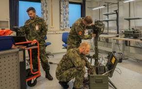 Strakoničtí technici provádějí komplexní test stojanu.