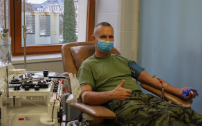 Protože sám koronavirus prodělal, daroval nadporučík Kopřiva rekonvalescentní plazmu.