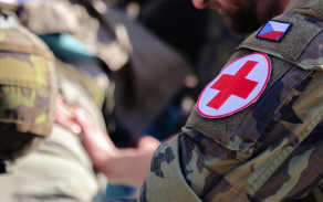 Na počínání účastníků kurzu dohlížejí zkušení armádní zdravotníci.