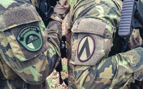 Během cvičení se příslušníci výsadkové a protiletadlové jednotky navzájem dobře poznali.