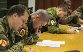 Teoretické znalosti vojáků prověřil písemný test.