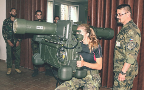 Na vlastní kůži si vyzkouší, jak na trenažéru protiletadlového kompletu RBS-70 probíhá výcvik operátorů.