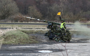 Střelba z protiletadlového raketového kompletu RBS-70.