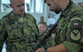 Vojáci měli možnost seznámit se i s útočnými puškami CZ BREN 2.