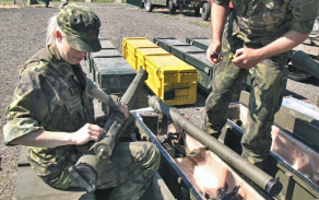 Příprava protiletadlových řízených střel S-2M.