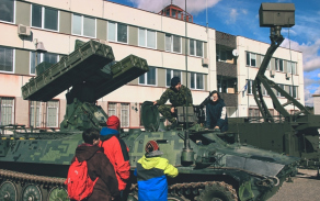 Studenti si po ukončení nástupu prohlédli techniku z výzbroje strakonického útvaru.