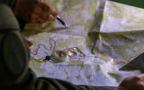Topografická orientace nad mapou.