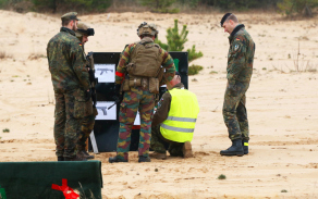Velitele 12. rotace eFP (vpravo) netradiční střelecké klání velmi zaujalo.