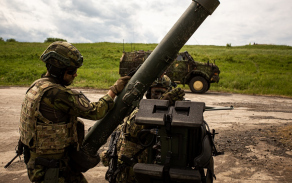 Nabíjení protiletadlového kompletu RBS-70NG.