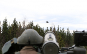 Vojáci zachytávali americké vrtulníky AH-64 Apache.