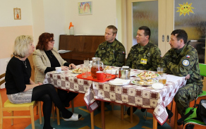 Z návštěvy vojáků v základní a mateřské škole speciální.
