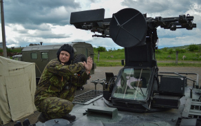 Komplety S-10M2D vojáci připravují a kontrolují před bojovými střelbami (foceno před povinností nosit roušku).